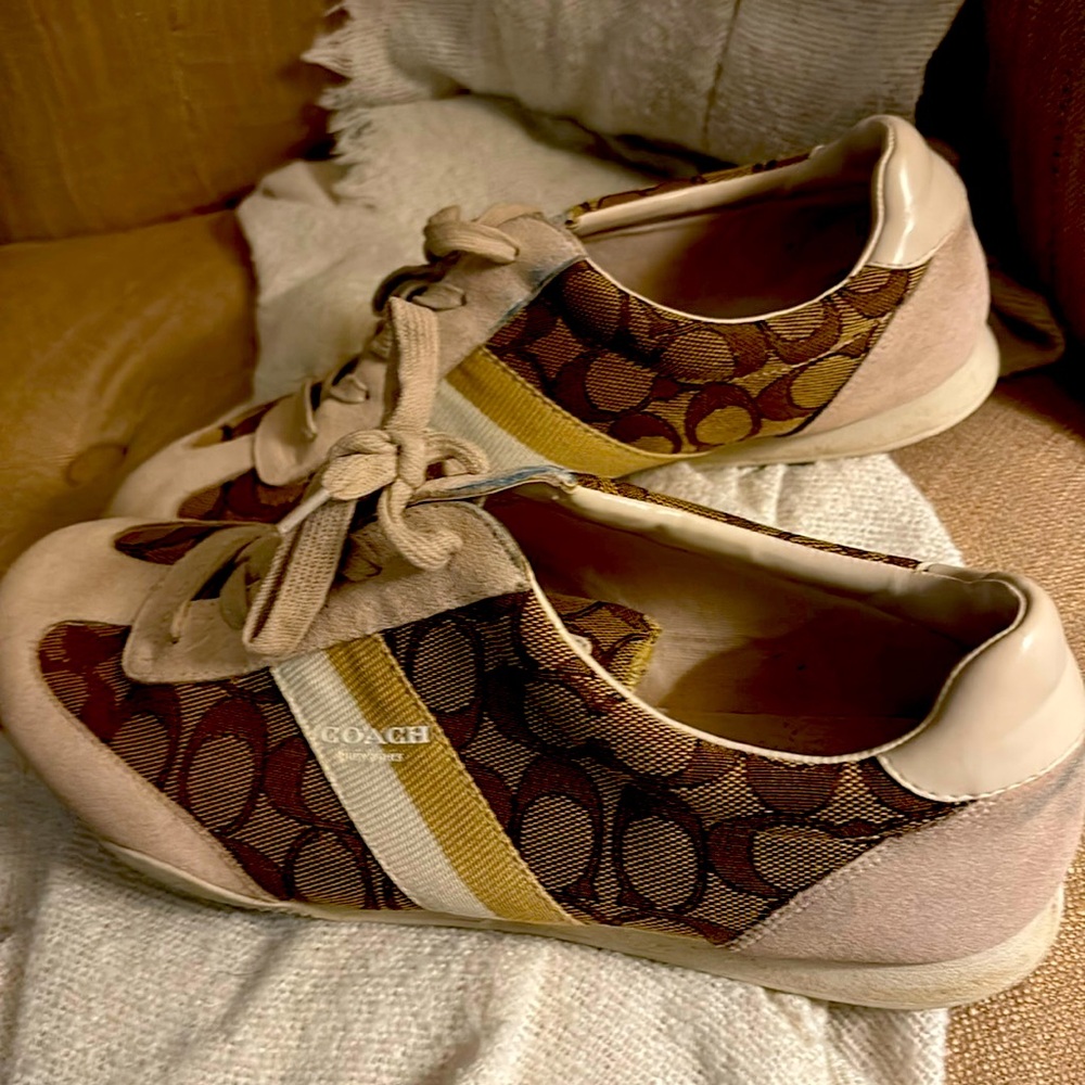 Good pair of used Coach with only a little blemish on the right shoe.